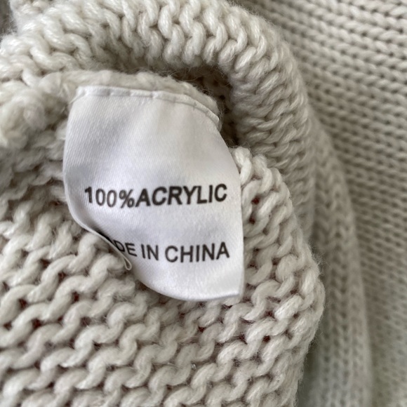 Seek the Label. Size small. Off the shoulder sweater - Picture 4 of 5